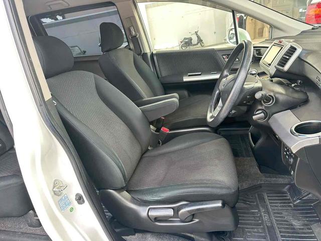 フリードハイブリッド ジャストセレクション　ドライブレコーダー　ＥＴＣ　バックカメラ　ナビ　ＴＶ　オートクルーズコントロール　両側電動スライドドア　オートライト　ＨＩＤ　スマートキー　電動格納ミラー　後席モニター　３列シート　ウォークスルー（6枚目）