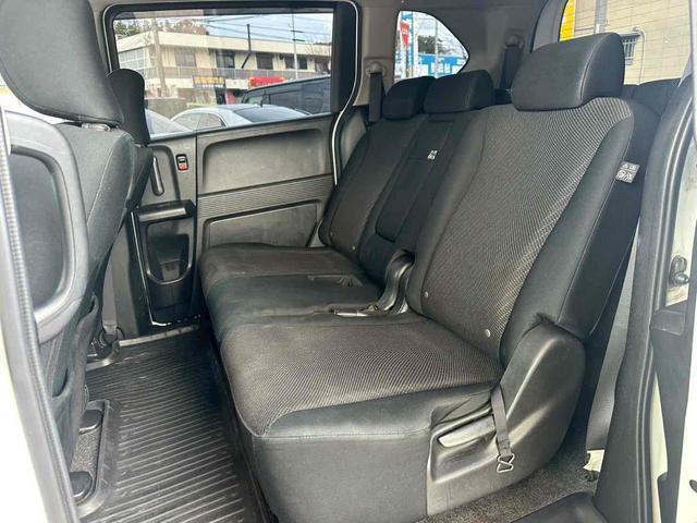 フリードハイブリッド ジャストセレクション　ドライブレコーダー　ＥＴＣ　バックカメラ　ナビ　ＴＶ　オートクルーズコントロール　両側電動スライドドア　オートライト　ＨＩＤ　スマートキー　電動格納ミラー　後席モニター　３列シート　ウォークスルー（8枚目）