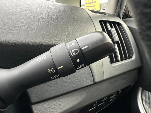 プリウス Ｓツーリングセレクション・Ｇ’ｓ　バックカメラ　アルミホイール　オートライト　ＨＩＤ　ＣＶＴ　スマートキー　電動格納ミラー　盗難防止システム　パワーシート　衝突安全ボディ　ＡＢＳ　エアコン　パワーステアリング　パワーウィンドウ（22枚目）