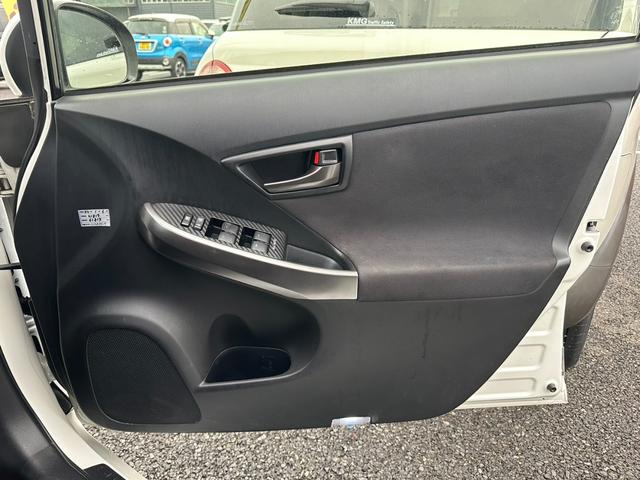 プリウス Ｓツーリングセレクション・Ｇ’ｓ　バックカメラ　アルミホイール　オートライト　ＨＩＤ　ＣＶＴ　スマートキー　電動格納ミラー　盗難防止システム　パワーシート　衝突安全ボディ　ＡＢＳ　エアコン　パワーステアリング　パワーウィンドウ（24枚目）