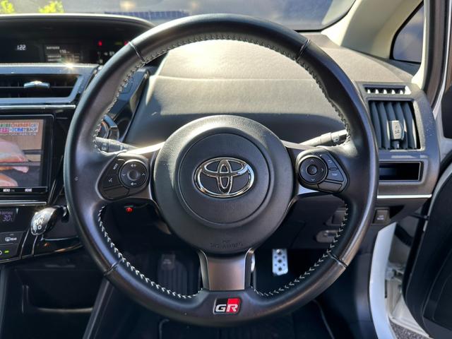 ステアリングリモコン付で運転時にも楽々操作♪