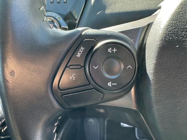 ステアリングリモコン付で運転時にも楽々操作♪