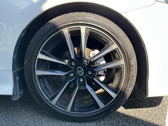 外観にマッチした純正アルミホイールを装着しております♪