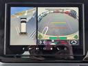 【全方位型モニター】クルマを上空から見下ろしているかのように、直感的に周囲の状況を把握できる全方位型モニター。狭い場所での駐車でも周囲が映像で確認できます。
