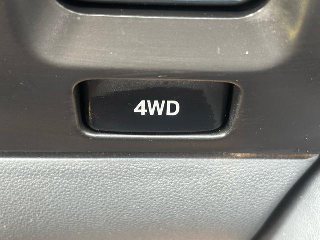 【４ＷＤ切替スイッチ】２ＷＤと４ＷＤを切替可能♪普段の街乗りは２ＷＤ、悪路走行時等は４ＷＤ切替といったように、状況に応じて駆動を選択できます♪