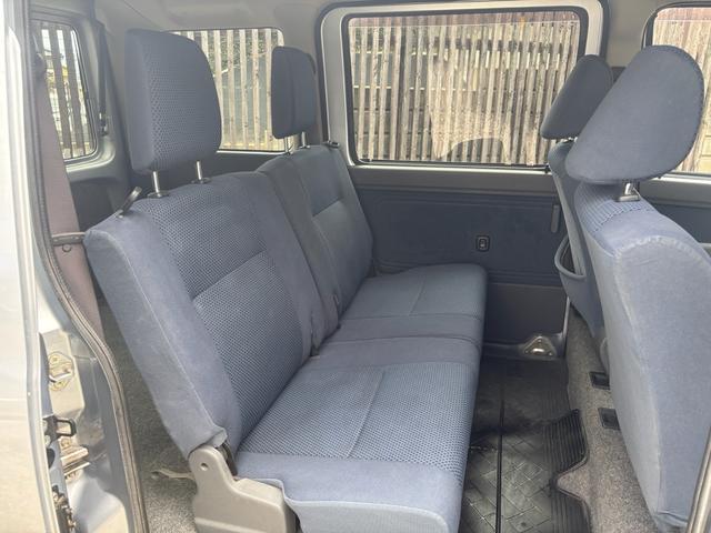 後部座席も良好な状態です。嬉しいヘッドレスト付♪