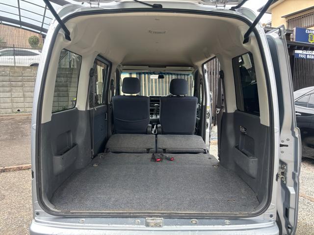 荷物の輸送やお買い物、作業道具の運搬等に十分な荷室スペースを確保しております。セカンドシートを倒すと、大きな荷物の積載も可能です♪