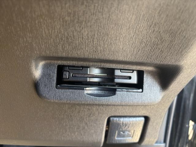 プリウス 　モデリスタエアロ　アルパイン８インチナビ　フルセグ　ＥＴＣ　車検Ｒ９年８月　ＬＥＤヘッド　純正１７インチＡＷ　革巻きステアリング　黒内装　ローダウン　Ｂｌｕｅｔｏｏｔｈオーディオ　スマートキー（7枚目）