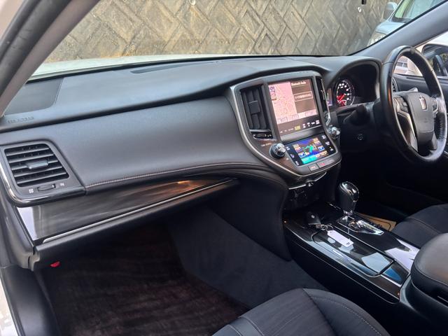 クラウンハイブリッド アスリートＳ　ＯＰ１８インチアルミ　全周囲カメラ　アドバンストパッケージ　メーカーナビ　フルセグ　衝突軽減　レーダークルーズ　インテリジェントクリアランスソナー　ＨＩＤ　シートヒーター　ＥＴＣ　禁煙　ブルートゥース（46枚目）