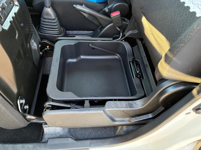 ワゴンＲ ＦＡ　２型　５速マニュアル車　横滑り防止装置　オートライト　オートライト　　横滑り防止機能　衝突安全ボディ　盗難防止システム　ＣＤステレオ（29枚目）