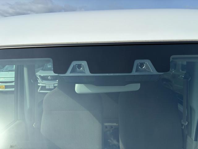 �Q�̃J�����őO���̎ԗ�����s�҂����m���A�Փ˂̂����ꂪ����Ɣ��f����ƁA�u�U�[���⃁�[�^�[���̕\���Ōx���B�Փ˂̉\�������܂�ƁA�����Ńu���[�L�������A�Փ˂̉���܂��͏Փˎ��̔�Q�y����}��܂��B