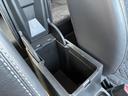 アームレストにも収納ありますよ