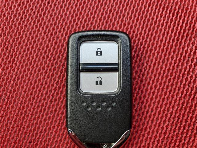 フィット ＲＳ　エアロパーツ　ＨＫＳマフラー　社外足回り　ＥＴＣ　シートカバースマートキー　プッシュスタートエンジン　オートエアコン　ＬＥＤヘッドライト　フォグライト　オートライト（17枚目）
