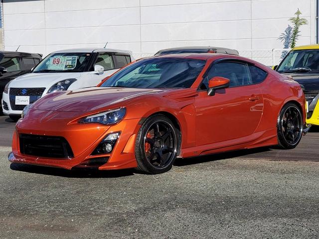 ８６ ＧＴリミテッド　ブレンボキャリパー　ＶＯＬＫ１８ＡＷ　ＴＥＩＮ車高調　パワークラフトマフラー　社外エキマニ　社外フェンダー　ＢＲＩＤＥシート　エアロ　ＴＲＤフィン　社外ライト　ステアリング　タワーバー　社外メーター盤（2枚目）