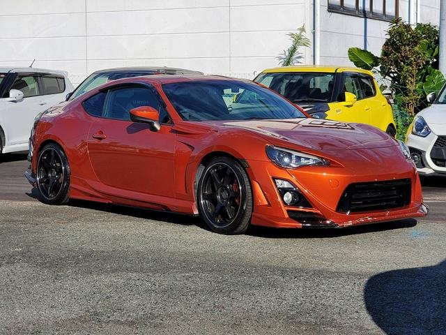 ８６ ＧＴリミテッド　ブレンボキャリパー　ＶＯＬＫ１８ＡＷ　ＴＥＩＮ車高調　パワークラフトマフラー　社外エキマニ　社外フェンダー　ＢＲＩＤＥシート　エアロ　ＴＲＤフィン　社外ライト　ステアリング　タワーバー　社外メーター盤（4枚目）