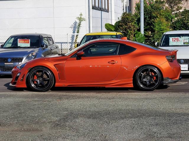 ８６ ＧＴリミテッド　ブレンボキャリパー　ＶＯＬＫ１８ＡＷ　ＴＥＩＮ車高調　パワークラフトマフラー　社外エキマニ　社外フェンダー　ＢＲＩＤＥシート　エアロ　ＴＲＤフィン　社外ライト　ステアリング　タワーバー　社外メーター盤（5枚目）