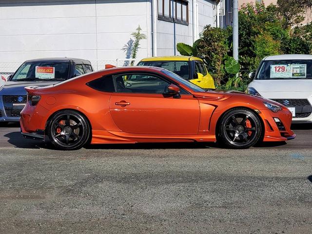 ８６ ＧＴリミテッド　ブレンボキャリパー　ＶＯＬＫ１８ＡＷ　ＴＥＩＮ車高調　パワークラフトマフラー　社外エキマニ　社外フェンダー　ＢＲＩＤＥシート　エアロ　ＴＲＤフィン　社外ライト　ステアリング　タワーバー　社外メーター盤（6枚目）