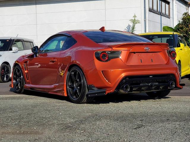 ８６ ＧＴリミテッド　ブレンボキャリパー　ＶＯＬＫ１８ＡＷ　ＴＥＩＮ車高調　パワークラフトマフラー　社外エキマニ　社外フェンダー　ＢＲＩＤＥシート　エアロ　ＴＲＤフィン　社外ライト　ステアリング　タワーバー　社外メーター盤（7枚目）