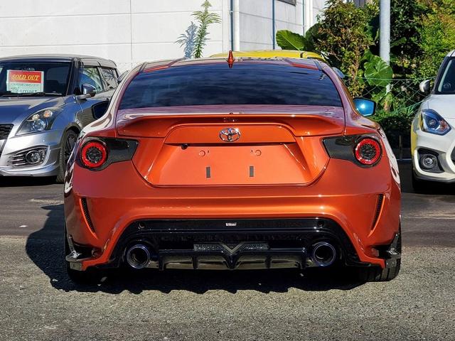 ８６ ＧＴリミテッド　ブレンボキャリパー　ＶＯＬＫ１８ＡＷ　ＴＥＩＮ車高調　パワークラフトマフラー　社外エキマニ　社外フェンダー　ＢＲＩＤＥシート　エアロ　ＴＲＤフィン　社外ライト　ステアリング　タワーバー　社外メーター盤（8枚目）