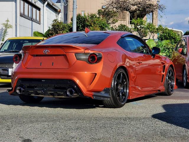 ８６ ＧＴリミテッド　ブレンボキャリパー　ＶＯＬＫ１８ＡＷ　ＴＥＩＮ車高調　パワークラフトマフラー　社外エキマニ　社外フェンダー　ＢＲＩＤＥシート　エアロ　ＴＲＤフィン　社外ライト　ステアリング　タワーバー　社外メーター盤（9枚目）
