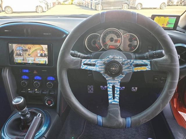 ８６ ＧＴリミテッド　ブレンボキャリパー　ＶＯＬＫ１８ＡＷ　ＴＥＩＮ車高調　パワークラフトマフラー　社外エキマニ　社外フェンダー　ＢＲＩＤＥシート　エアロ　ＴＲＤフィン　社外ライト　ステアリング　タワーバー　社外メーター盤（11枚目）