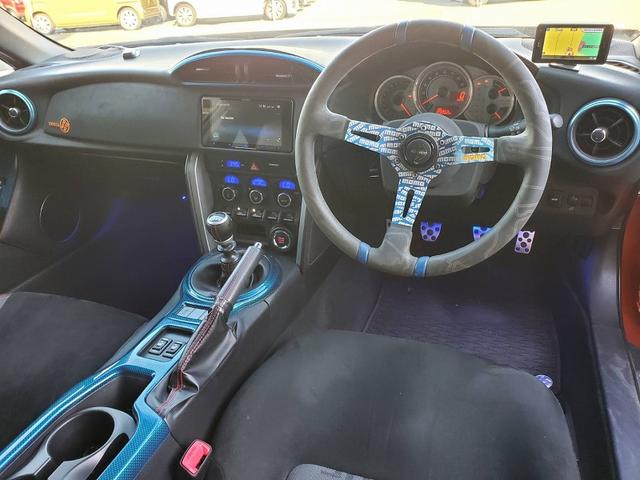 ８６ ＧＴリミテッド　ブレンボキャリパー　ＶＯＬＫ１８ＡＷ　ＴＥＩＮ車高調　パワークラフトマフラー　社外エキマニ　社外フェンダー　ＢＲＩＤＥシート　エアロ　ＴＲＤフィン　社外ライト　ステアリング　タワーバー　社外メーター盤（12枚目）