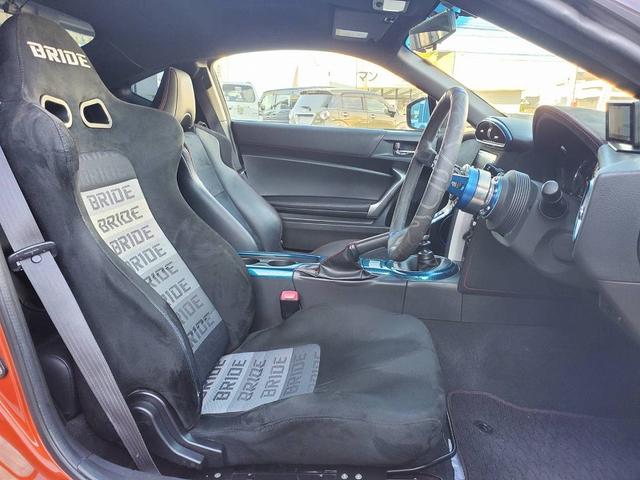 ８６ ＧＴリミテッド　ブレンボキャリパー　ＶＯＬＫ１８ＡＷ　ＴＥＩＮ車高調　パワークラフトマフラー　社外エキマニ　社外フェンダー　ＢＲＩＤＥシート　エアロ　ＴＲＤフィン　社外ライト　ステアリング　タワーバー　社外メーター盤（13枚目）