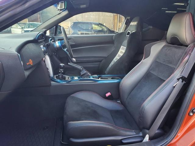 ８６ ＧＴリミテッド　ブレンボキャリパー　ＶＯＬＫ１８ＡＷ　ＴＥＩＮ車高調　パワークラフトマフラー　社外エキマニ　社外フェンダー　ＢＲＩＤＥシート　エアロ　ＴＲＤフィン　社外ライト　ステアリング　タワーバー　社外メーター盤（14枚目）