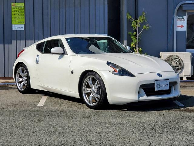 フェアレディＺ バージョンＳＴ　サクラムマフラー　社外エアクリーナー　リアスポイラー　鍛造１９インチアルミホイール　純正ナビＴＶ　ＢＯＳＥ　バックモニター　Ｂｌｕｅｔｏｏｔｈオーディオ　ハーフレザーシート　シートヒーター　ＥＴＣ（4枚目）