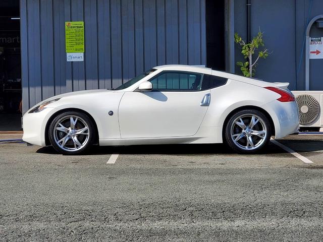 フェアレディＺ バージョンＳＴ　サクラムマフラー　社外エアクリーナー　リアスポイラー　鍛造１９インチアルミホイール　純正ナビＴＶ　ＢＯＳＥ　バックモニター　Ｂｌｕｅｔｏｏｔｈオーディオ　ハーフレザーシート　シートヒーター　ＥＴＣ（5枚目）