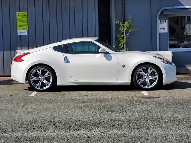 フェアレディＺ バージョンＳＴ　サクラムマフラー　社外エアクリーナー　リアスポイラー　鍛造１９インチアルミホイール　純正ナビＴＶ　ＢＯＳＥ　バックモニター　Ｂｌｕｅｔｏｏｔｈオーディオ　ハーフレザーシート　シートヒーター　ＥＴＣ（6枚目）