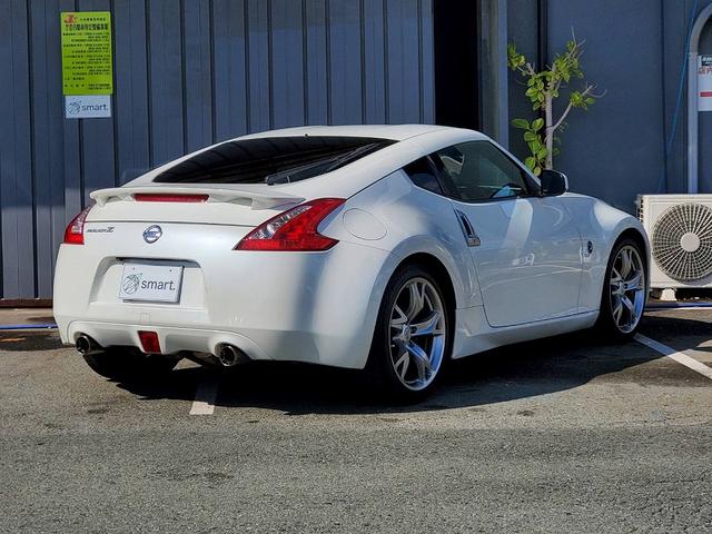 フェアレディＺ バージョンＳＴ　サクラムマフラー　社外エアクリーナー　リアスポイラー　鍛造１９インチアルミホイール　純正ナビＴＶ　ＢＯＳＥ　バックモニター　Ｂｌｕｅｔｏｏｔｈオーディオ　ハーフレザーシート　シートヒーター　ＥＴＣ（9枚目）