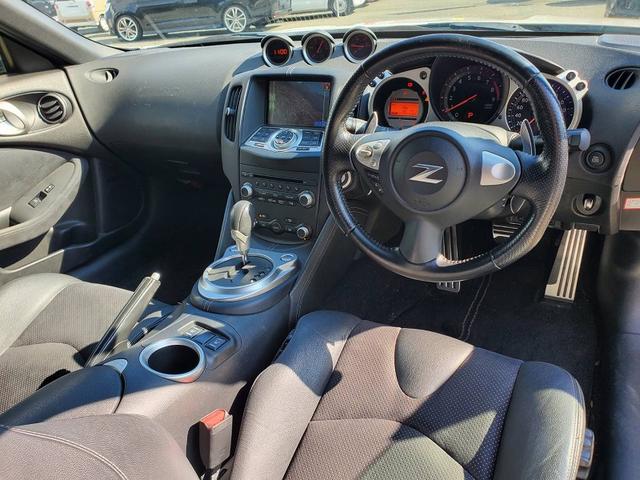 フェアレディＺ バージョンＳＴ　サクラムマフラー　社外エアクリーナー　リアスポイラー　鍛造１９インチアルミホイール　純正ナビＴＶ　ＢＯＳＥ　バックモニター　Ｂｌｕｅｔｏｏｔｈオーディオ　ハーフレザーシート　シートヒーター　ＥＴＣ（11枚目）