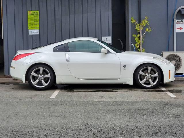 フェアレディＺ バージョンＴ　後期型　ＨＲエンジン　バックカメラ　フルセグＴＶ　黒革シート　ＨＩＤライト　１８インチＡＷ　トランクスポイラー　ＥＴＣ　キーレスキー（6枚目）