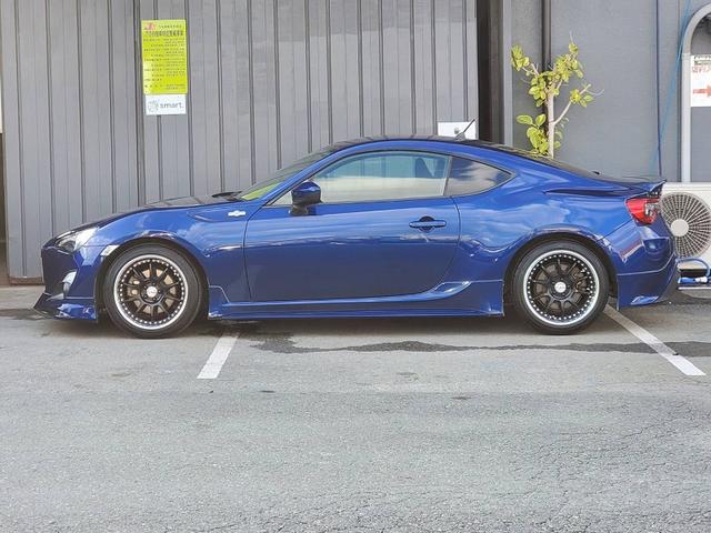 ８６ ＧＴ　エアロ　ブリッツ車高調　グレッディ４本出しマフラー　ＳＳＲ１７ＡＷ　トランクスポイラー　ＬＥＤテールランプ　タワーバー　社外シフトノブ　ＨＩＤライト　フォグ　スマートキー　プッシュスタート（6枚目）