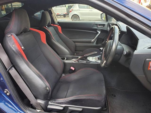 ８６ ＧＴ　エアロ　ブリッツ車高調　グレッディ４本出しマフラー　ＳＳＲ１７ＡＷ　トランクスポイラー　ＬＥＤテールランプ　タワーバー　社外シフトノブ　ＨＩＤライト　フォグ　スマートキー　プッシュスタート（12枚目）