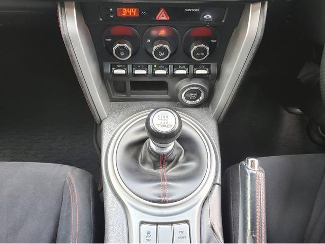 ８６ ＧＴ　エアロ　ブリッツ車高調　グレッディ４本出しマフラー　ＳＳＲ１７ＡＷ　トランクスポイラー　ＬＥＤテールランプ　タワーバー　社外シフトノブ　ＨＩＤライト　フォグ　スマートキー　プッシュスタート（16枚目）
