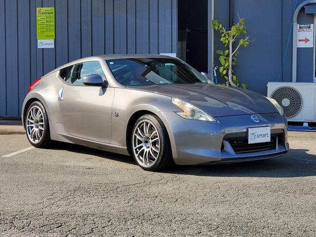 フェアレディＺ 　ＨＫＳマフラー　ＥＮＫＥＩ１９ＡＷ　ＢＲＩＤＥシート　社外ガルウィング純正ナビ　Ｂｌｕｅｔｏｏｔｈオーディオ　ＥＴＣ　ハーフレザーシート　社外シフトノブ　ＨＩＤライト　スマートキー（4枚目）