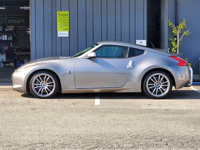 フェアレディＺ 　ＨＫＳマフラー　ＥＮＫＥＩ１９ＡＷ　ＢＲＩＤＥシート　社外ガルウィング純正ナビ　Ｂｌｕｅｔｏｏｔｈオーディオ　ＥＴＣ　ハーフレザーシート　社外シフトノブ　ＨＩＤライト　スマートキー（5枚目）