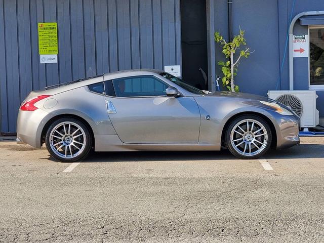 フェアレディＺ 　ＨＫＳマフラー　ＥＮＫＥＩ１９ＡＷ　ＢＲＩＤＥシート　社外ガルウィング純正ナビ　Ｂｌｕｅｔｏｏｔｈオーディオ　ＥＴＣ　ハーフレザーシート　社外シフトノブ　ＨＩＤライト　スマートキー（6枚目）