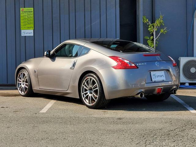 フェアレディＺ 　ＨＫＳマフラー　ＥＮＫＥＩ１９ＡＷ　ＢＲＩＤＥシート　社外ガルウィング純正ナビ　Ｂｌｕｅｔｏｏｔｈオーディオ　ＥＴＣ　ハーフレザーシート　社外シフトノブ　ＨＩＤライト　スマートキー（7枚目）