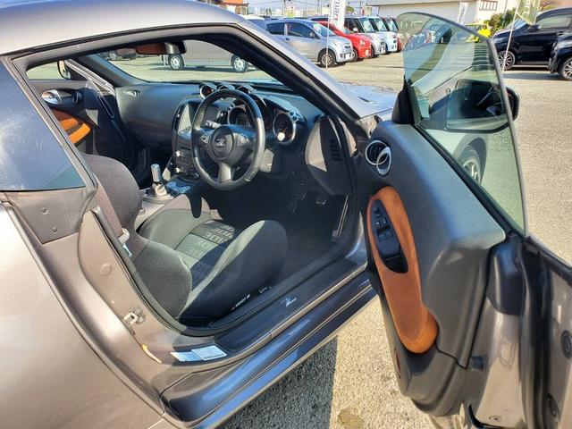 フェアレディＺ 　ＨＫＳマフラー　ＥＮＫＥＩ１９ＡＷ　ＢＲＩＤＥシート　社外ガルウィング純正ナビ　Ｂｌｕｅｔｏｏｔｈオーディオ　ＥＴＣ　ハーフレザーシート　社外シフトノブ　ＨＩＤライト　スマートキー（11枚目）