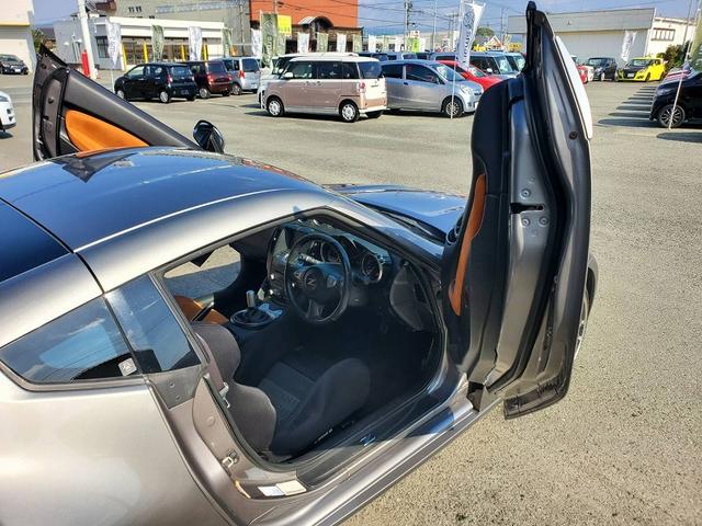 フェアレディＺ 　ＨＫＳマフラー　ＥＮＫＥＩ１９ＡＷ　ＢＲＩＤＥシート　社外ガルウィング純正ナビ　Ｂｌｕｅｔｏｏｔｈオーディオ　ＥＴＣ　ハーフレザーシート　社外シフトノブ　ＨＩＤライト　スマートキー（14枚目）