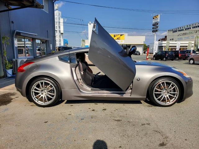 フェアレディＺ 　ＨＫＳマフラー　ＥＮＫＥＩ１９ＡＷ　ＢＲＩＤＥシート　社外ガルウィング純正ナビ　Ｂｌｕｅｔｏｏｔｈオーディオ　ＥＴＣ　ハーフレザーシート　社外シフトノブ　ＨＩＤライト　スマートキー（16枚目）