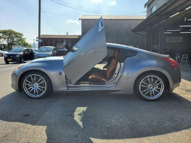 フェアレディＺ 　ＨＫＳマフラー　ＥＮＫＥＩ１９ＡＷ　ＢＲＩＤＥシート　社外ガルウィング純正ナビ　Ｂｌｕｅｔｏｏｔｈオーディオ　ＥＴＣ　ハーフレザーシート　社外シフトノブ　ＨＩＤライト　スマートキー（17枚目）