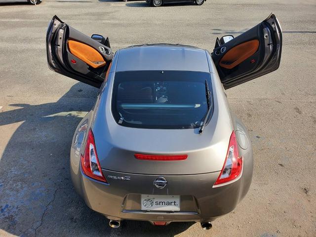 フェアレディＺ 　ＨＫＳマフラー　ＥＮＫＥＩ１９ＡＷ　ＢＲＩＤＥシート　社外ガルウィング純正ナビ　Ｂｌｕｅｔｏｏｔｈオーディオ　ＥＴＣ　ハーフレザーシート　社外シフトノブ　ＨＩＤライト　スマートキー（18枚目）