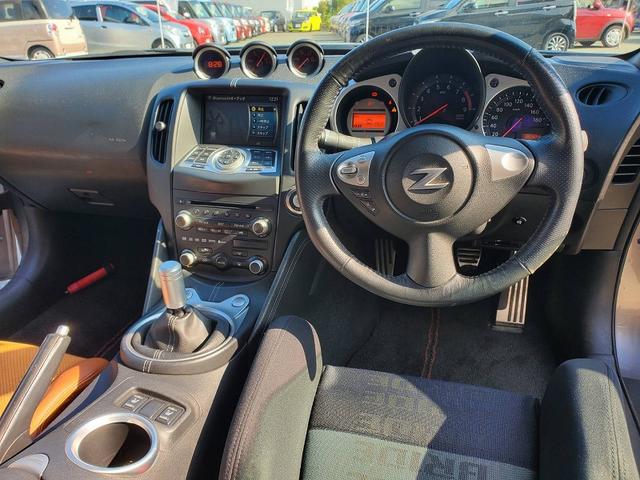 フェアレディＺ 　ＨＫＳマフラー　ＥＮＫＥＩ１９ＡＷ　ＢＲＩＤＥシート　社外ガルウィング純正ナビ　Ｂｌｕｅｔｏｏｔｈオーディオ　ＥＴＣ　ハーフレザーシート　社外シフトノブ　ＨＩＤライト　スマートキー（19枚目）