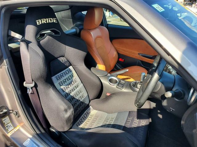 フェアレディＺ 　ＨＫＳマフラー　ＥＮＫＥＩ１９ＡＷ　ＢＲＩＤＥシート　社外ガルウィング純正ナビ　Ｂｌｕｅｔｏｏｔｈオーディオ　ＥＴＣ　ハーフレザーシート　社外シフトノブ　ＨＩＤライト　スマートキー（20枚目）