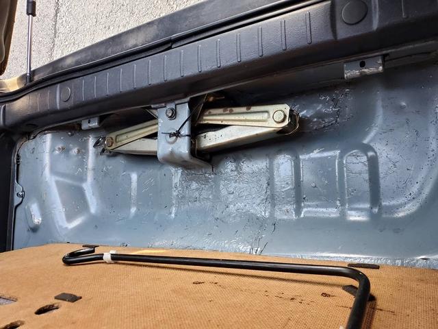 ジムニー XG リフトアップ 社外マフラー 社外バンパー 社外16インチアルミホイール ブロックタイヤ スペアタイヤ LEDテールランプ シートカバー ETC(39枚目)