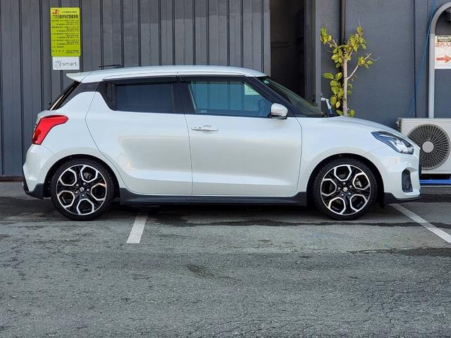 スイフトスポーツ ベースグレード　８インチナビ　フルセグＴＶ　Ｂｌｕｅｔｏｏｔｈオーディオ　ＥＴＣ　スマートキー　スペアキー　シートヒーター　オートライト　オートエアコン　純正アルミホイール　フロアマット　サイドバイザー（9枚目）